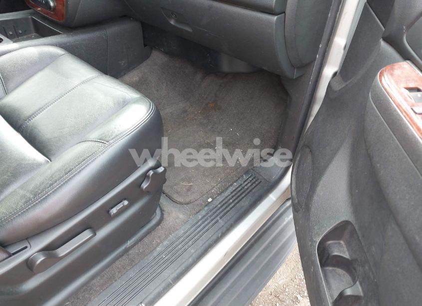 Photo 5 of 2010 Chevrolet Tahoe LT (VIN 1GNUKBE09AR209595)