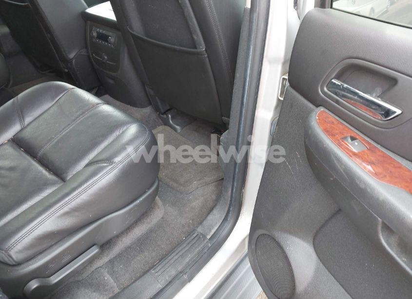 Photo 8 of 2010 Chevrolet Tahoe LT (VIN 1GNUKBE09AR209595)