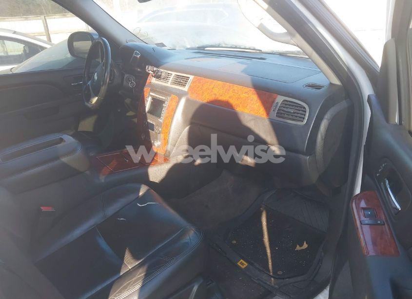 Photo 5 of 2010 Chevrolet Tahoe LTZ (VIN 1GNUKCE01AR197786)