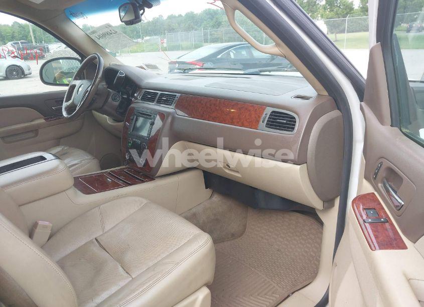 Photo 5 of 2010 Chevrolet Tahoe LTZ (VIN 1GNUKCE03AR101284)