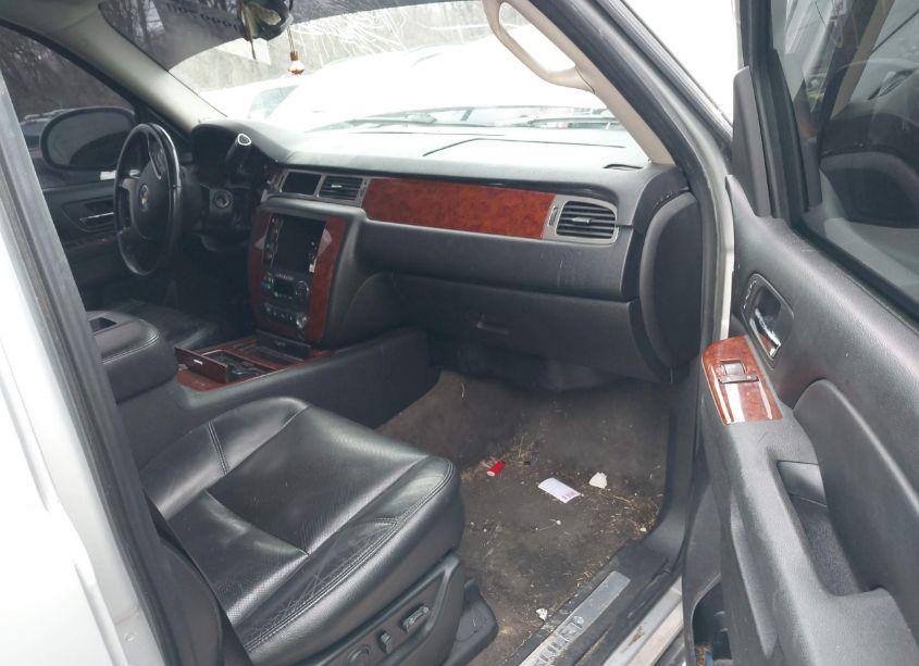 Photo 5 of 2010 Chevrolet Tahoe LTZ (VIN 1GNUKCE03AR182870)