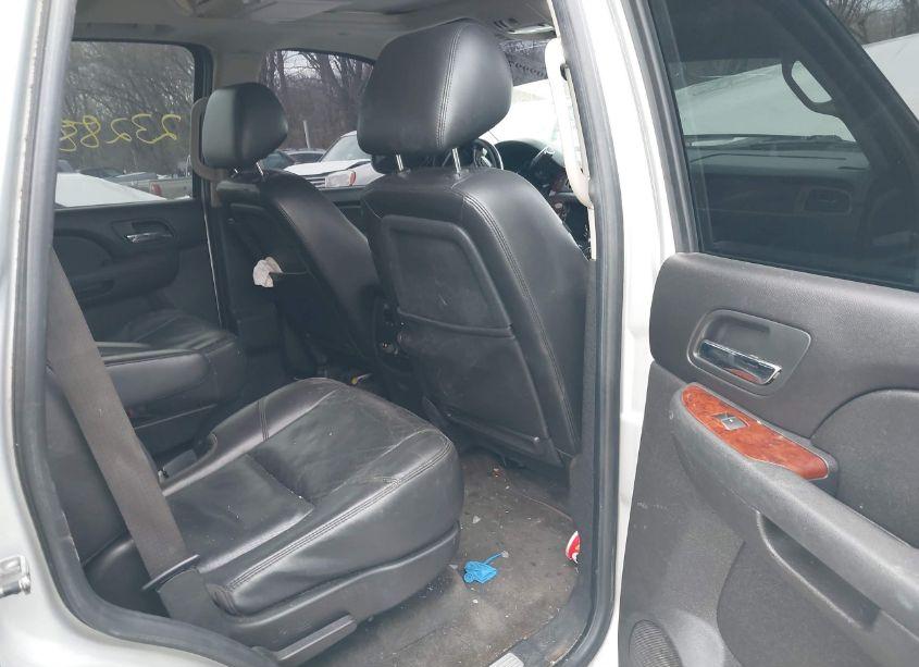 Photo 8 of 2010 Chevrolet Tahoe LTZ (VIN 1GNUKCE03AR182870)