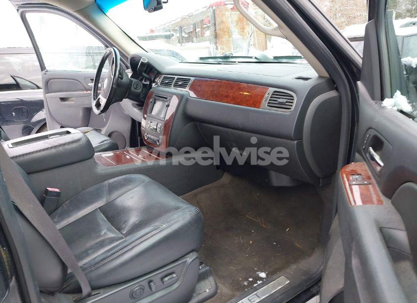 Photo 5 of 2010 Chevrolet Tahoe LTZ (VIN 1GNUKCE05AR152169)