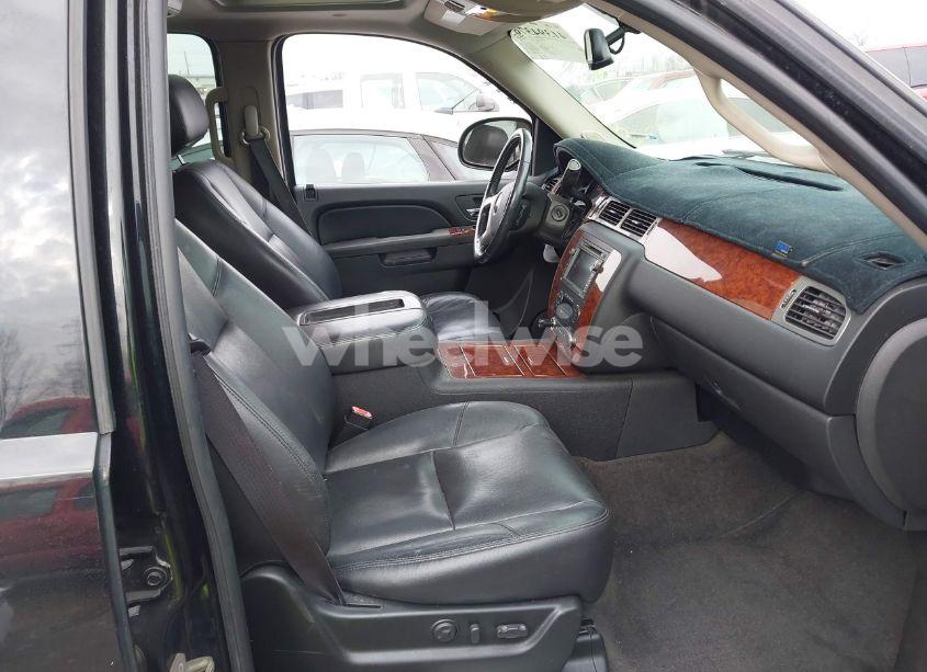 Photo 5 of 2010 Chevrolet Tahoe LTZ (VIN 1GNUKCE05AR285451)