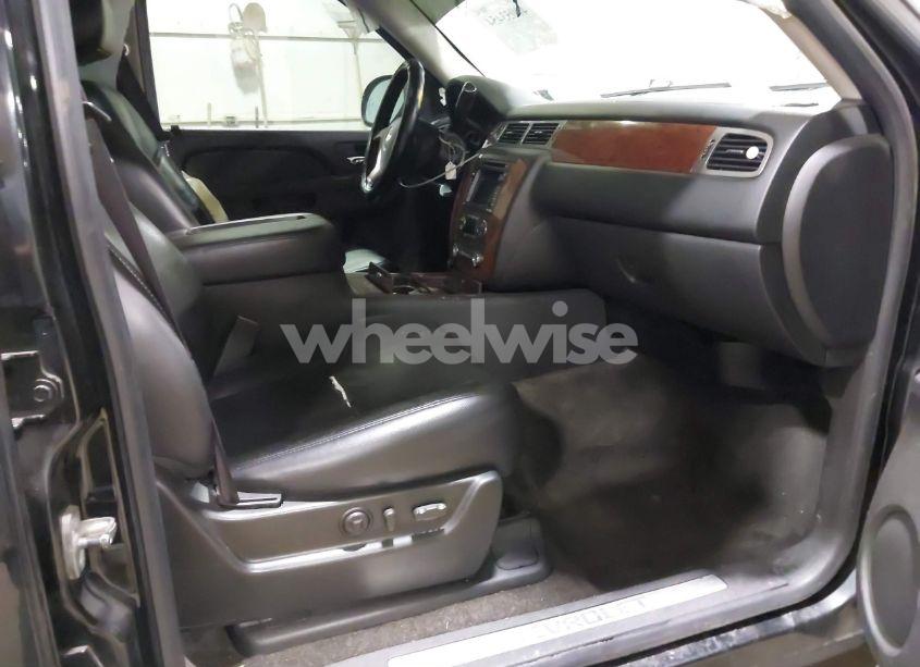 Photo 5 of 2010 Chevrolet Tahoe LTZ (VIN 1GNUKCE06AR168932)