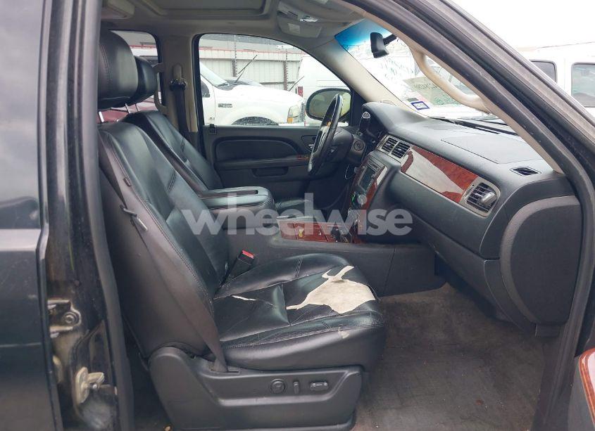 Photo 5 of 2010 Chevrolet Tahoe LTZ (VIN 1GNUKCE07AR183648)