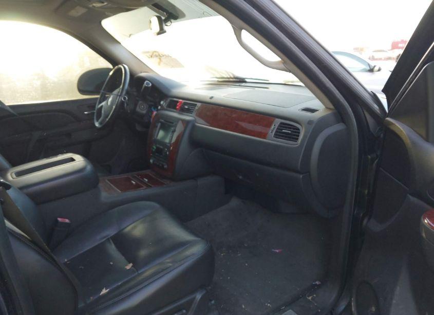 Photo 5 of 2010 Chevrolet Tahoe LTZ (VIN 1GNUKCE09AR201731)