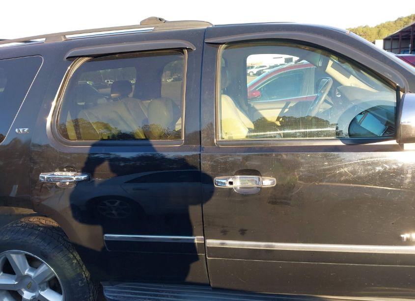 Photo 12 of 2010 Chevrolet Tahoe LTZ (VIN 1GNUKCE0XAR278348)