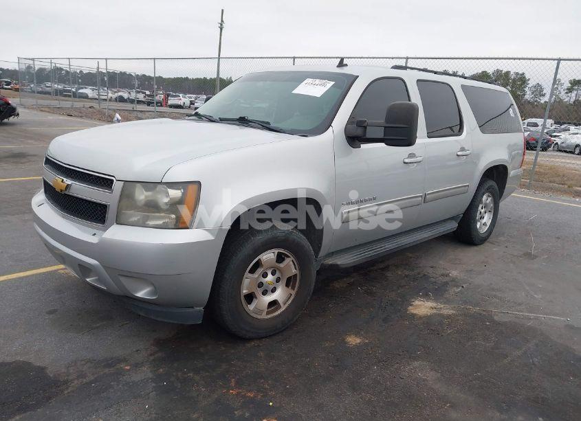 Photo 2 of 2010 Chevrolet Suburban 1500 LS (VIN 1GNUKHE30AR186320)