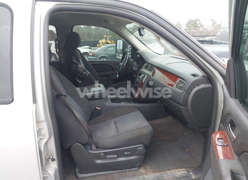 Photo 5 of 2010 Chevrolet Suburban 1500 LS (VIN 1GNUKHE30AR186320)