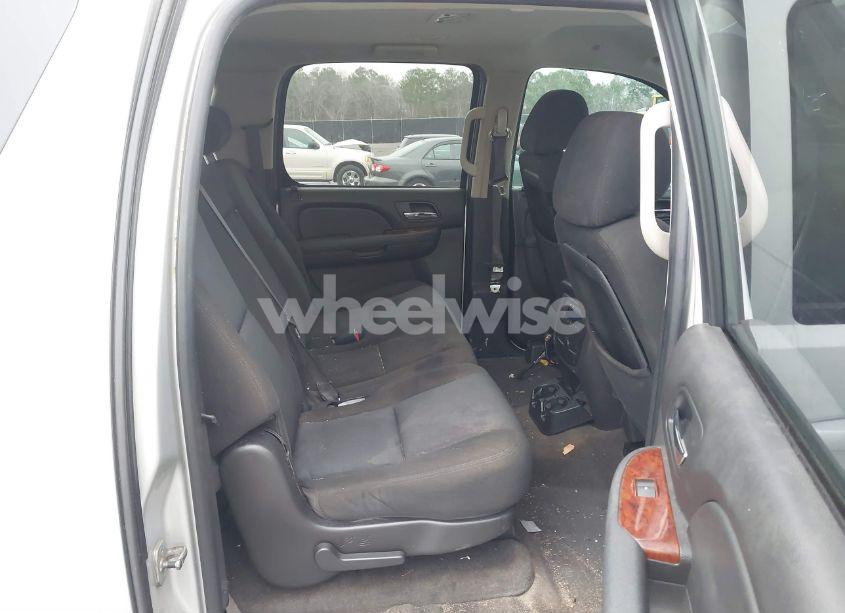 Photo 8 of 2010 Chevrolet Suburban 1500 LS (VIN 1GNUKHE30AR186320)