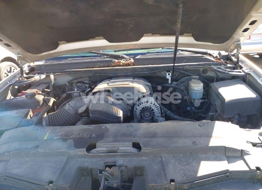 Photo 10 of 2010 Chevrolet Suburban 1500 LS (VIN 1GNUKHE31AR165699)