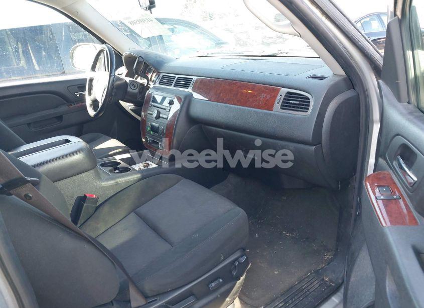 Photo 5 of 2010 Chevrolet Suburban 1500 LS (VIN 1GNUKHE31AR165699)