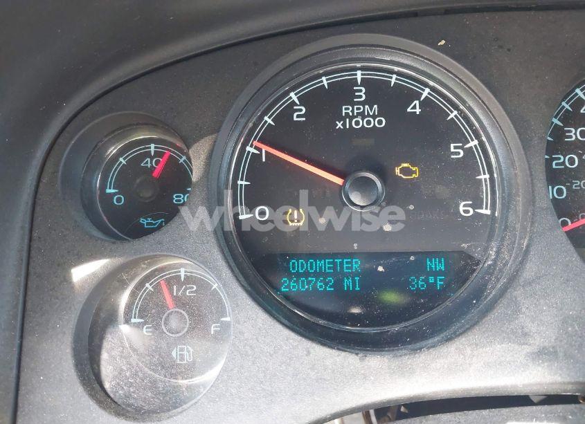 Photo 7 of 2010 Chevrolet Suburban 1500 LS (VIN 1GNUKHE31AR165699)