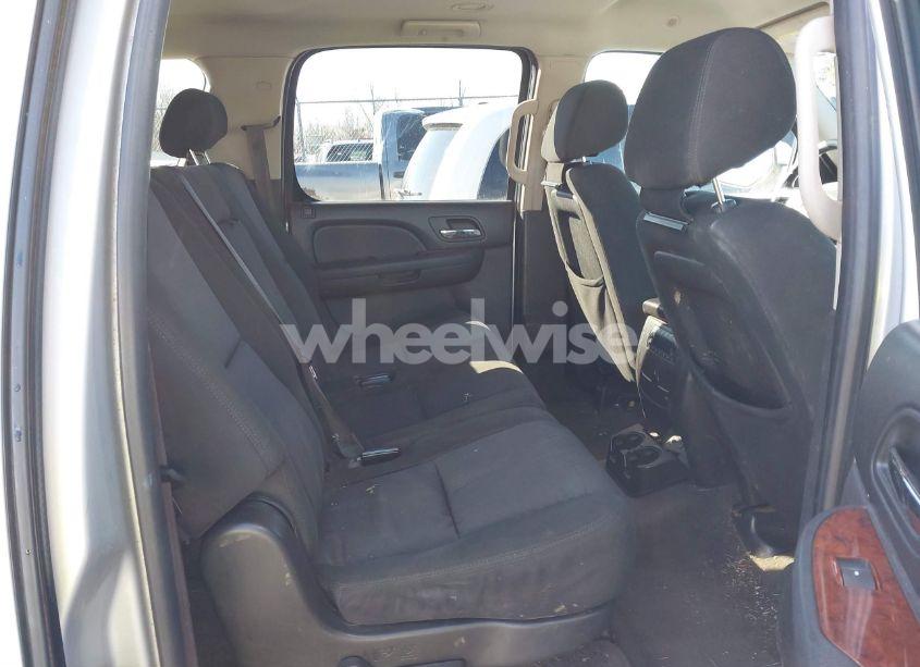 Photo 8 of 2010 Chevrolet Suburban 1500 LS (VIN 1GNUKHE31AR165699)