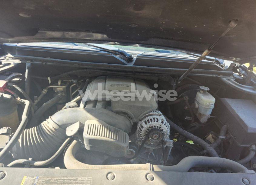 Photo 10 of 2010 Chevrolet Suburban (VIN 1GNUKHE32AR291666)