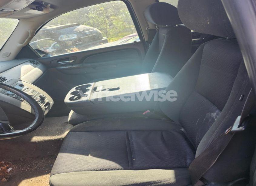 Photo 5 of 2010 Chevrolet Suburban (VIN 1GNUKHE32AR291666)