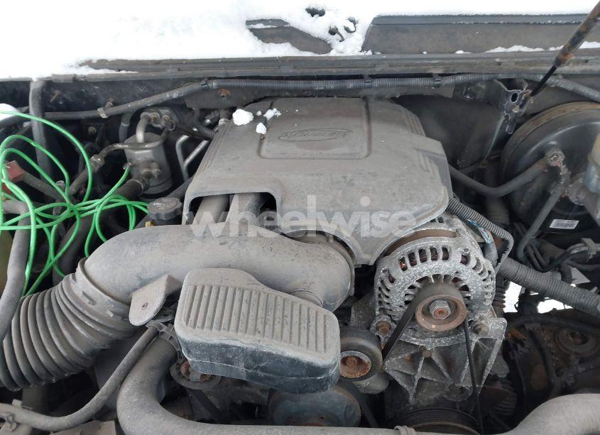 Photo 10 of 2010 Chevrolet Suburban 1500 LS (VIN 1GNUKHE37AR203811)