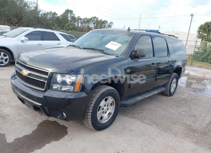 Photo 2 of 2010 Chevrolet Suburban 1500 LS (VIN 1GNUKHE38AR190423)