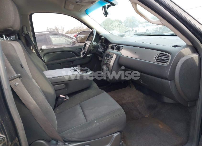 Photo 5 of 2010 Chevrolet Suburban 1500 LS (VIN 1GNUKHE38AR190423)