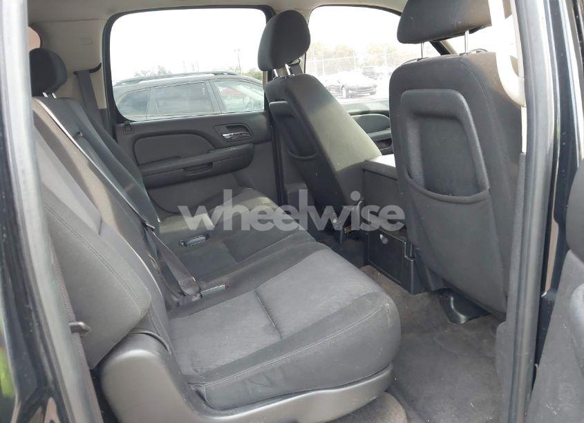 Photo 8 of 2010 Chevrolet Suburban 1500 LS (VIN 1GNUKHE38AR190423)