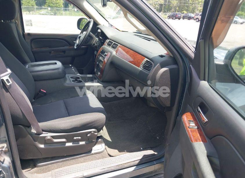 Photo 5 of 2010 Chevrolet Suburban 1500 LS (VIN 1GNUKHE38AR221668)