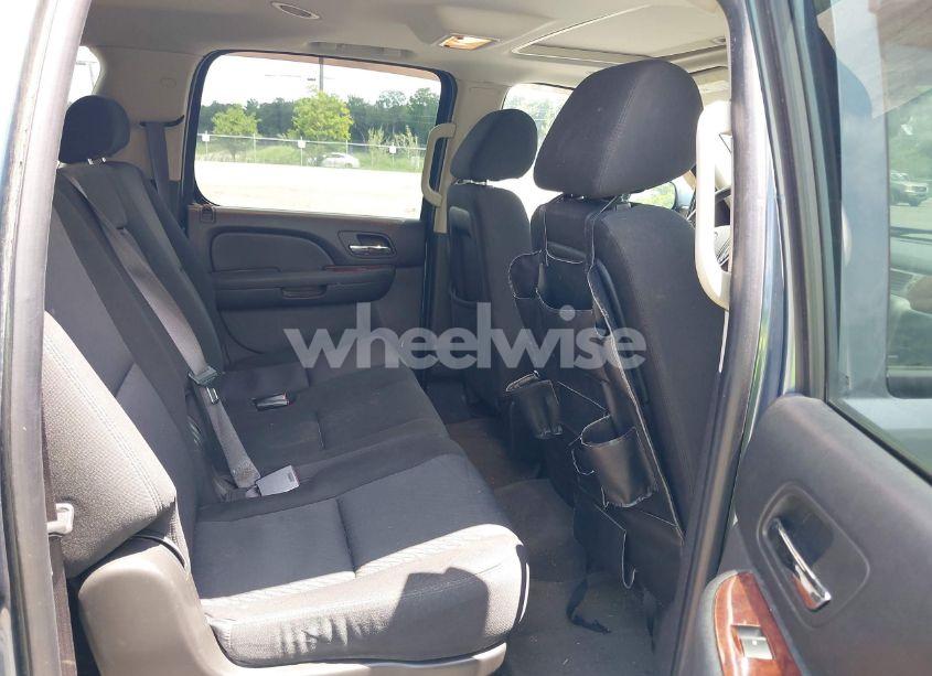 Photo 8 of 2010 Chevrolet Suburban 1500 LS (VIN 1GNUKHE38AR221668)