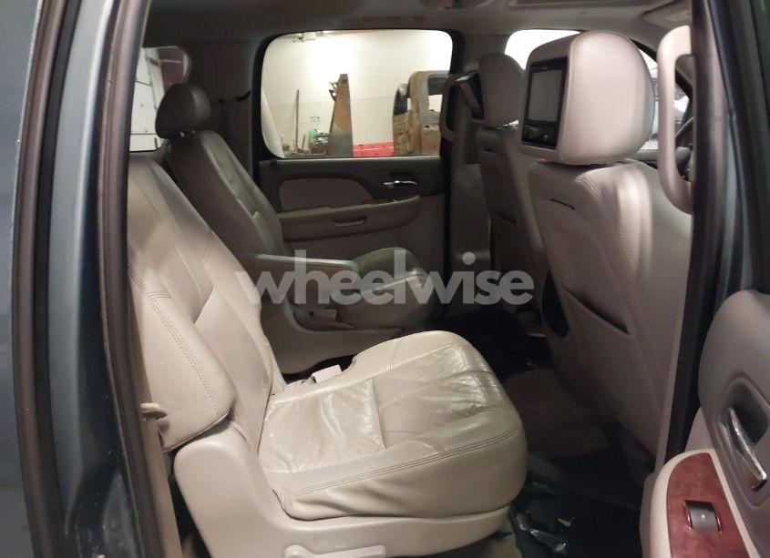 Photo 8 of 2010 Chevrolet Suburban 1500 LT1 (VIN 1GNUKJE30AR281242)