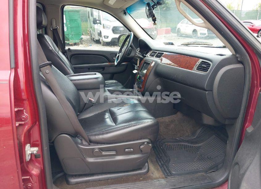 Photo 5 of 2010 Chevrolet Suburban 1500 LT1 (VIN 1GNUKJE31AR129860)