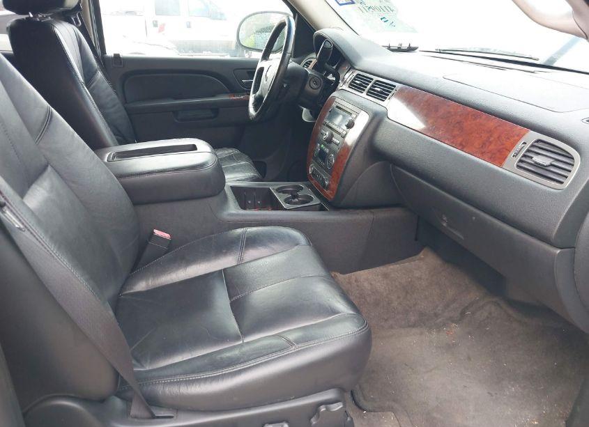Photo 5 of 2010 Chevrolet Suburban 1500 LT1 (VIN 1GNUKJE33AR127575)