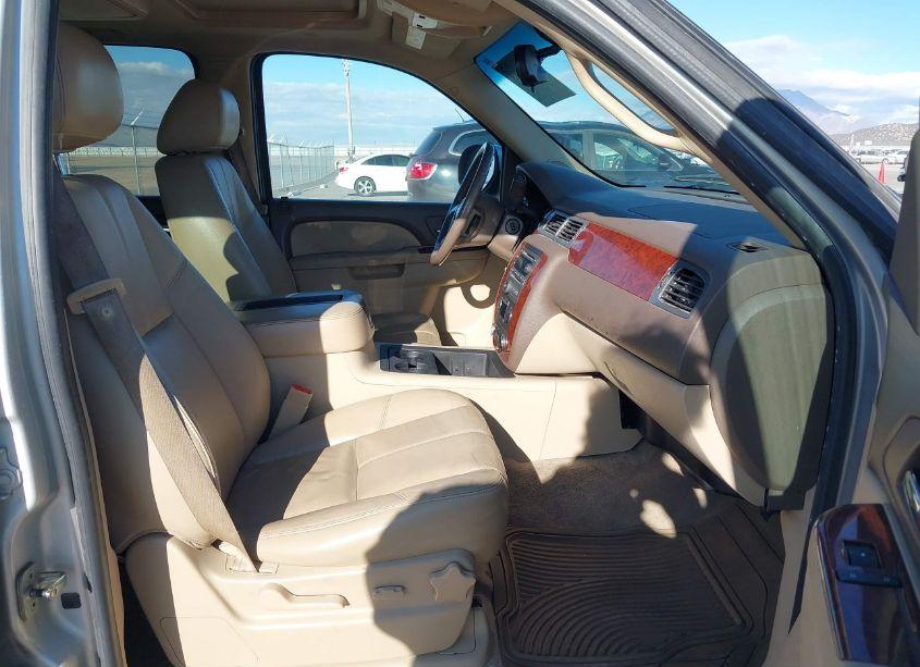 Photo 5 of 2010 Chevrolet Suburban 1500 LT1 (VIN 1GNUKJE33AR265438)