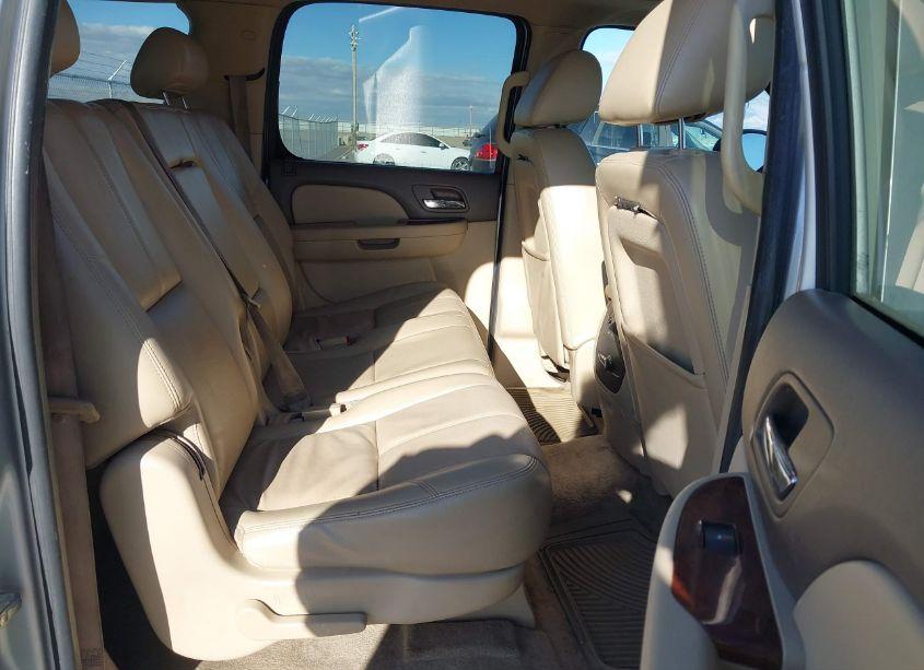 Photo 8 of 2010 Chevrolet Suburban 1500 LT1 (VIN 1GNUKJE33AR265438)