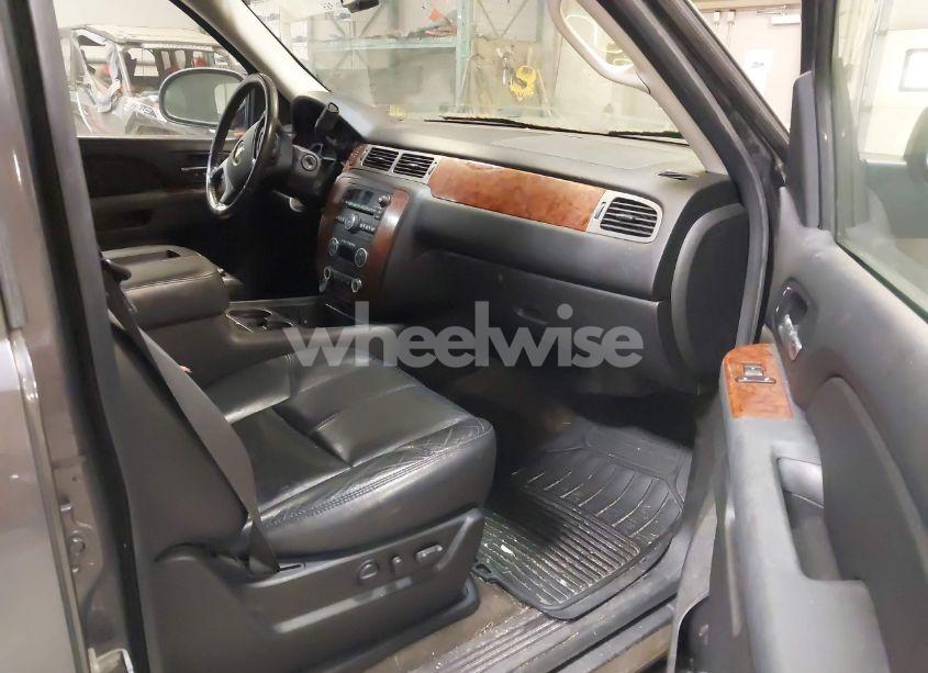 Photo 5 of 2010 Chevrolet Suburban 1500 LT1 (VIN 1GNUKJE36AR139025)