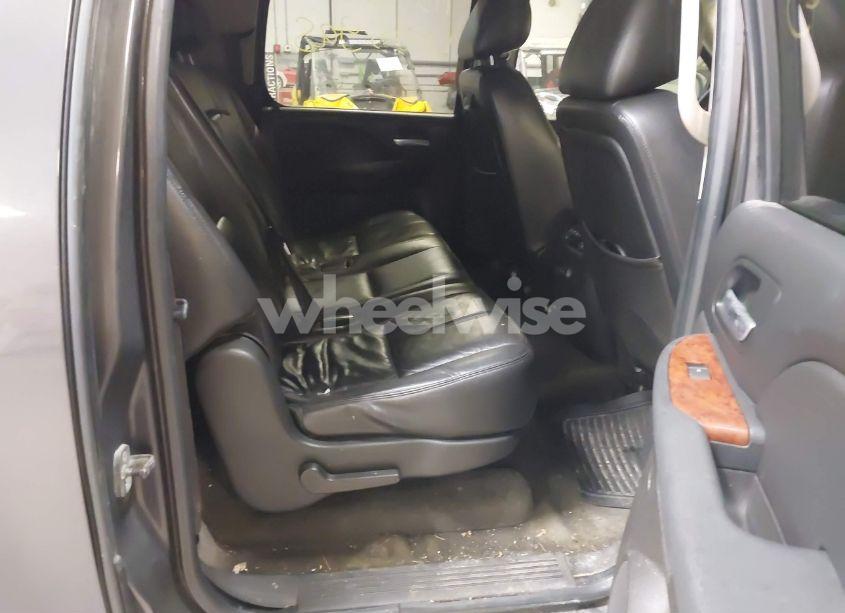 Photo 8 of 2010 Chevrolet Suburban 1500 LT1 (VIN 1GNUKJE36AR139025)