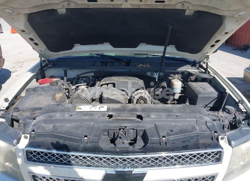 Photo 10 of 2010 Chevrolet Suburban 1500 LTZ (VIN 1GNUKKE30AR100825)