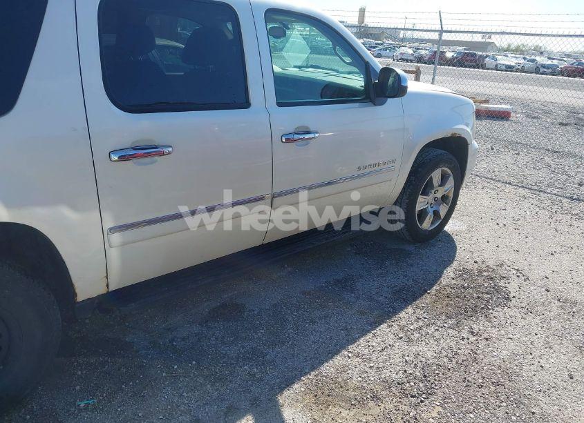 Photo 17 of 2010 Chevrolet Suburban 1500 LTZ (VIN 1GNUKKE30AR100825)