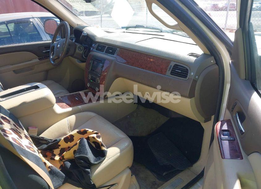 Photo 5 of 2010 Chevrolet Suburban 1500 LTZ (VIN 1GNUKKE30AR100825)