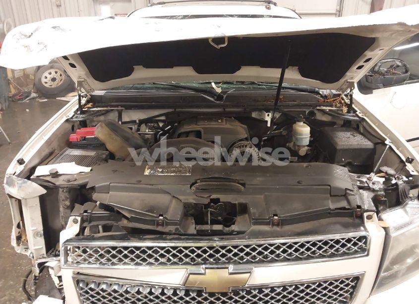 Photo 10 of 2010 Chevrolet Suburban 1500 LTZ (VIN 1GNUKKE32AR271253)