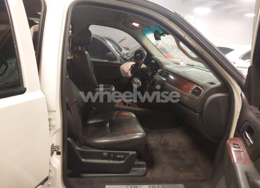 Photo 5 of 2010 Chevrolet Suburban 1500 LTZ (VIN 1GNUKKE32AR271253)