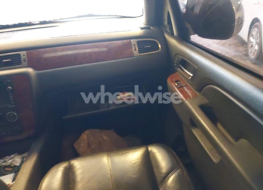 Photo 5 of 2010 Chevrolet Suburban 1500 LTZ (VIN 1GNUKKE35AR173513)