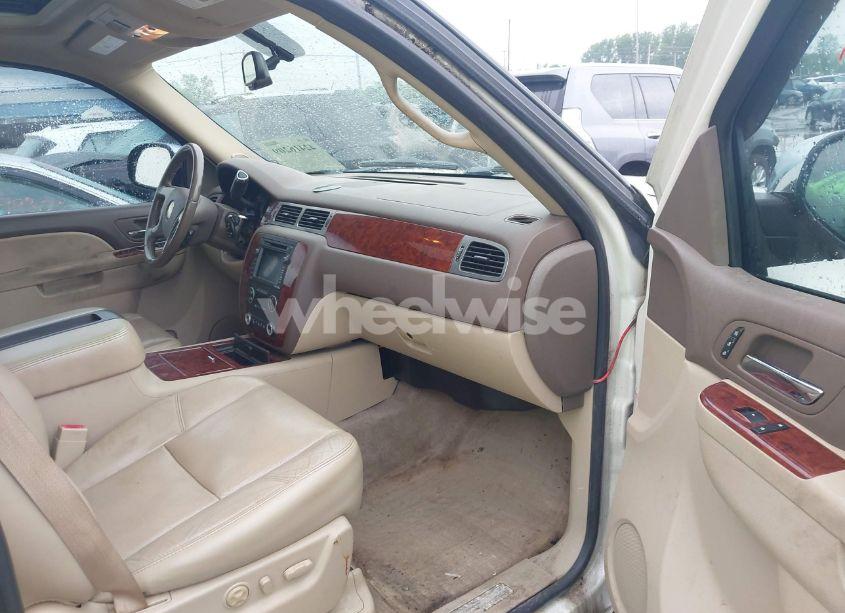 Photo 5 of 2010 Chevrolet Suburban 1500 LTZ (VIN 1GNUKKE35AR273482)