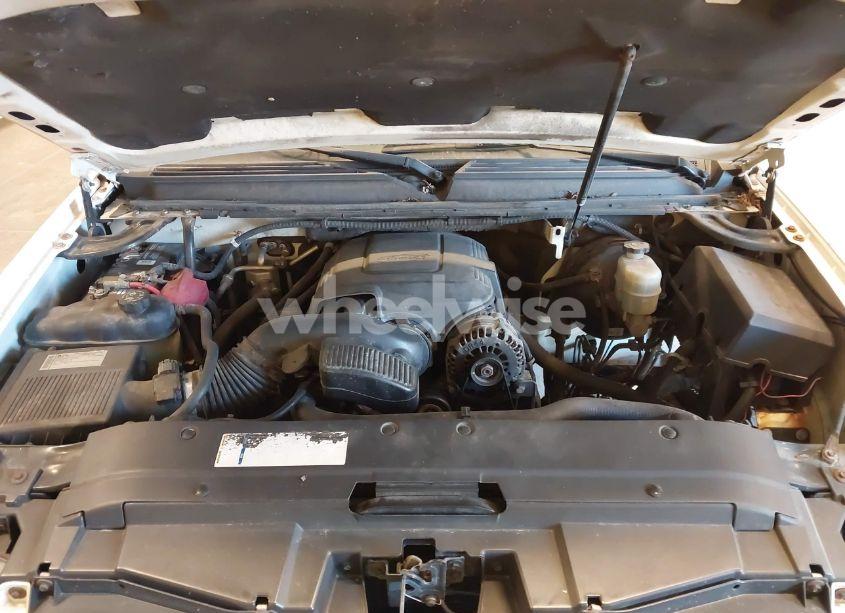 Photo 10 of 2010 Chevrolet Suburban 1500 LTZ (VIN 1GNUKKE36AR101994)