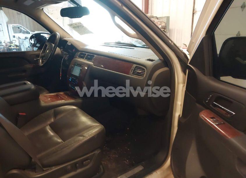 Photo 5 of 2010 Chevrolet Suburban 1500 LTZ (VIN 1GNUKKE36AR101994)