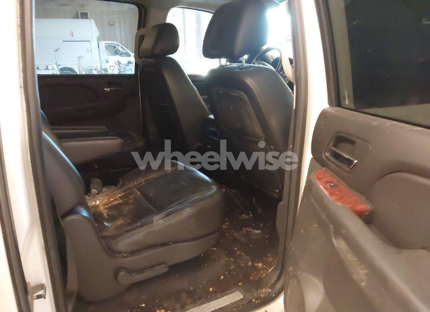 Photo 8 of 2010 Chevrolet Suburban 1500 LTZ (VIN 1GNUKKE36AR101994)