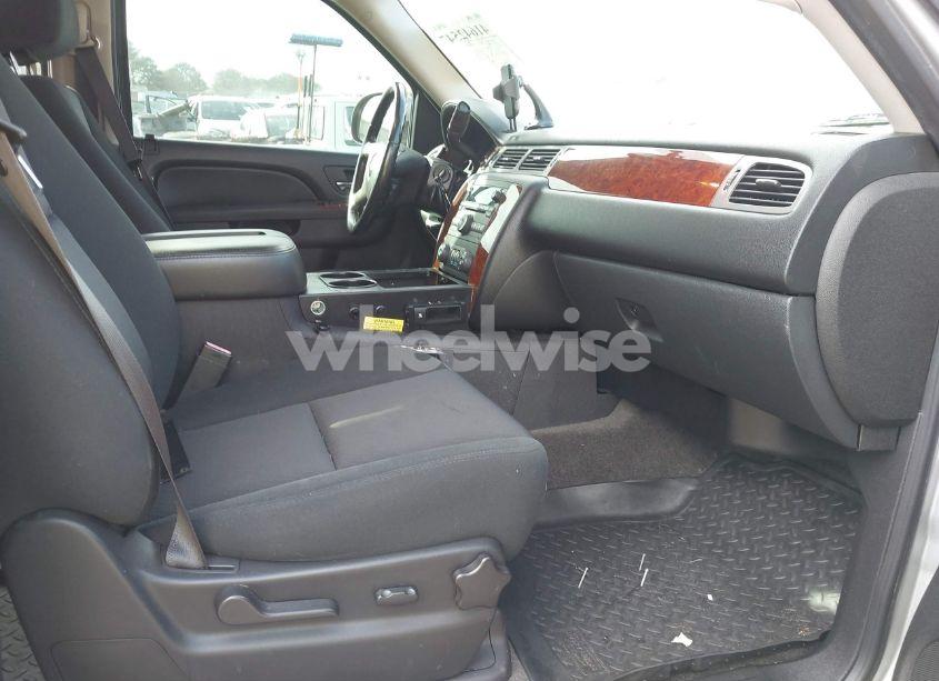 Photo 5 of 2011 Chevrolet Suburban 2500 LS (VIN 1GNWKLEG1BR365577)