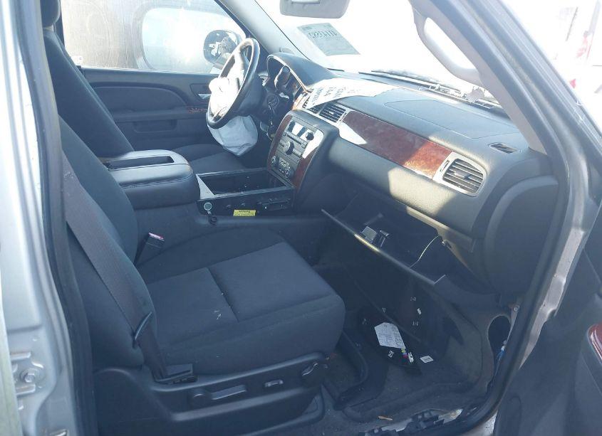 Photo 5 of 2011 Chevrolet Suburban 2500 LS (VIN 1GNWKLEG5BR375027)