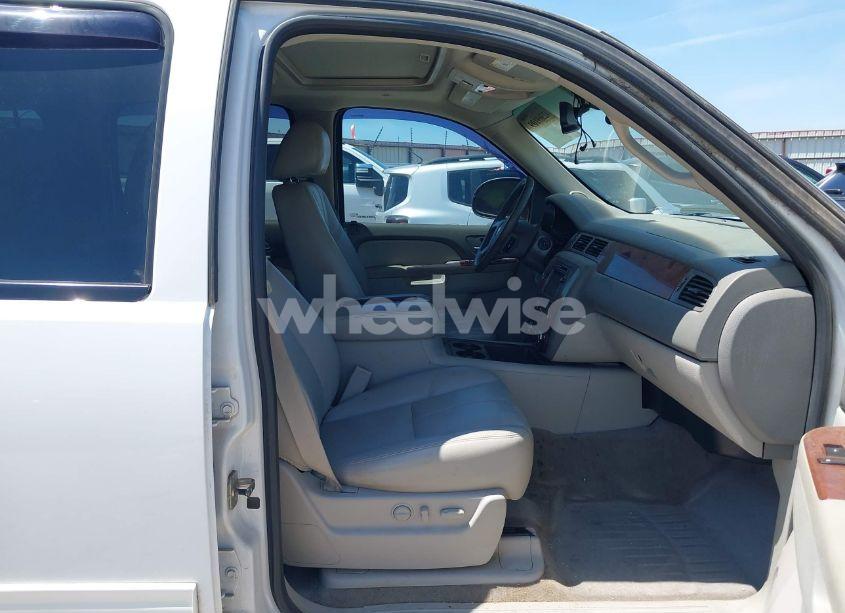 Photo 5 of 2011 Chevrolet Suburban 2500 LT1 (VIN 1GNWKMEG3BR250386)