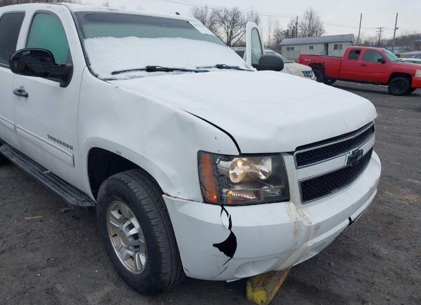 Photo 6 of 2010 Chevrolet Suburban 2500 LS (VIN 1GNZKLEG7AR157439)