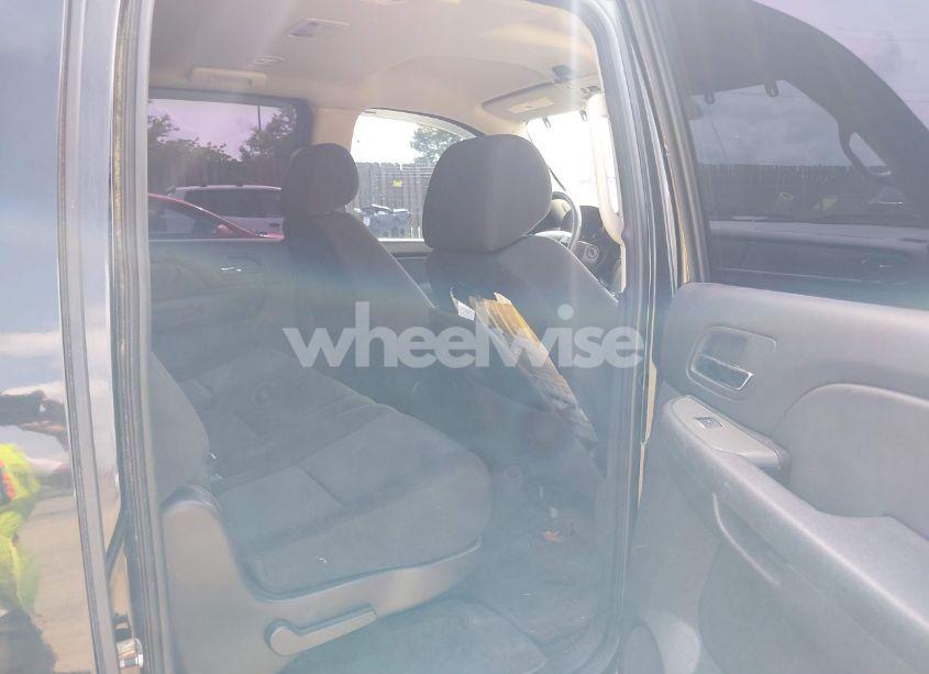 Photo 8 of 2010 Chevrolet Suburban 2500 LS (VIN 1GNZKLEG7AR271831)