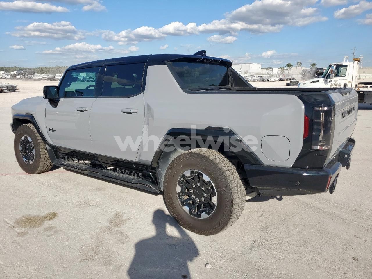 Photo 2 of 2024 GMC HUMMER PICKUP 2X (VIN 1GT10BDD0RU110128)